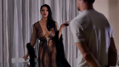 Slut Kira Queen เชิญเพื่อนบ้านของเธอดื่มชาและระยำเขาบนโต๊ะอาหารเย็น